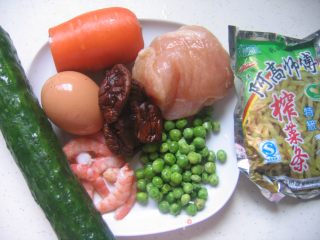 【闽菜】虾球鸡粒炒饭的做法步骤：1
