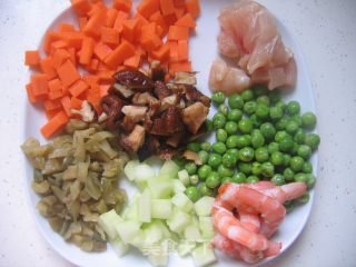 【闽菜】虾球鸡粒炒饭的做法步骤：2