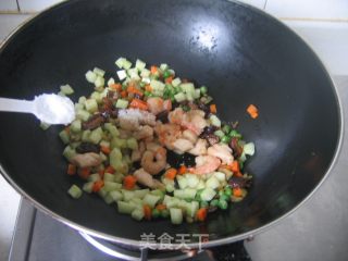 【闽菜】虾球鸡粒炒饭的做法步骤：7
