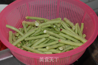 油焖豇豆的做法步骤：1