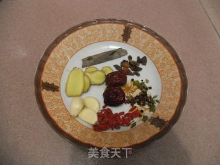 鸡腿菇煲鸡的做法步骤：1