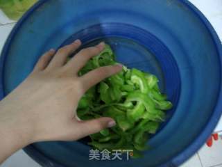 苦瓜炒蛋的做法步骤：2