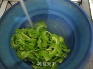 苦瓜炒蛋的做法步骤：3