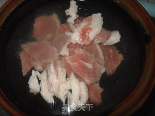 番茄牛肉砂锅的做法步骤：2