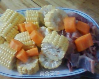 胡萝卜玉米鸡骨汤的做法步骤：1