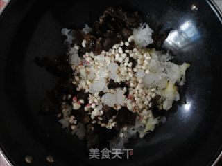 【苏菜】双耳玉米汤的做法步骤：4