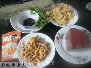 鸭血粉丝汤的做法步骤：1