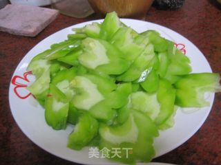 腊肉炒苦瓜的做法步骤：2