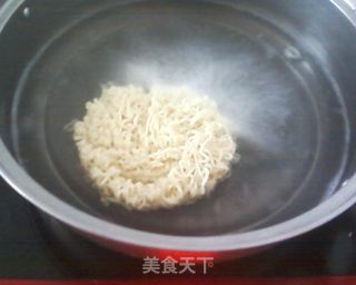 卤水火腿鸡蛋面的做法步骤：3