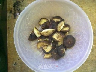 香菇焖五花肉的做法步骤：1