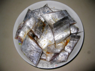 红烧带鱼的做法步骤：1