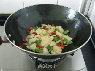 【在家享受滋润的美食】香辣肠土豆片的做法步骤：5