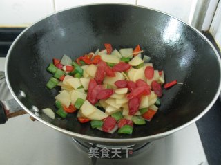 【在家享受滋润的美食】香辣肠土豆片的做法步骤：6
