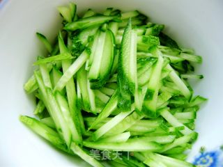 三丝拌木耳的做法步骤：3