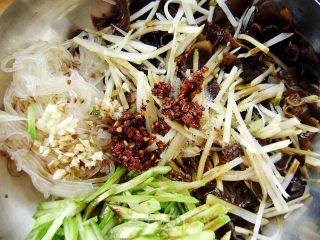 三丝拌木耳的做法步骤：6