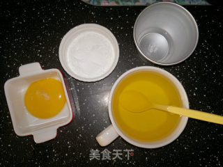 自制美乃滋（蛋黄沙拉酱）的做法步骤：1