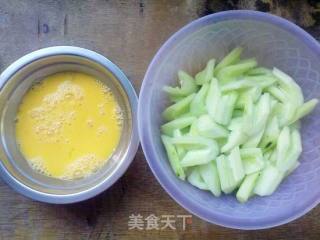 轻脆香甜--黄瓜炒蛋的做法步骤：1