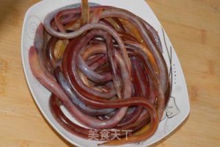 菜椒炒血鳗的做法步骤：1