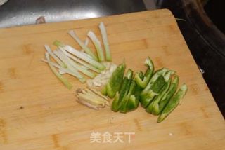 菜椒炒血鳗的做法步骤：3