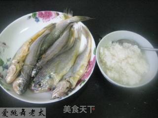 酒酿蒸黄鱼的做法步骤：1