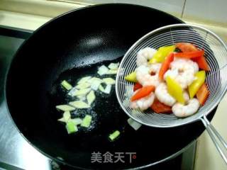 小朋友的最爱“香芒炒虾球”的做法步骤：5