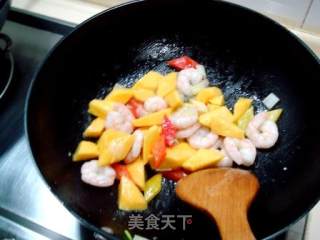 小朋友的最爱“香芒炒虾球”的做法步骤：8