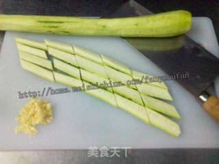 蒜茸炒丝瓜的做法步骤：1