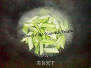 蒜茸炒丝瓜的做法步骤：2
