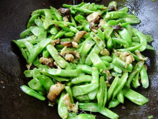 家常菜----香菇豆角的做法步骤：4