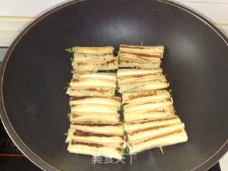 【平淡的幸福】香菜干豆腐卷的做法步骤：8