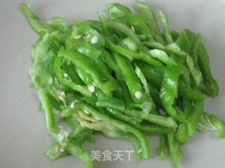【我也要学点浪漫情调呢】油豆腐炒辣椒的做法步骤：2