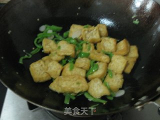 【我也要学点浪漫情调呢】油豆腐炒辣椒的做法步骤：6
