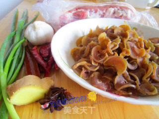干土豆片炖肉的做法步骤：1