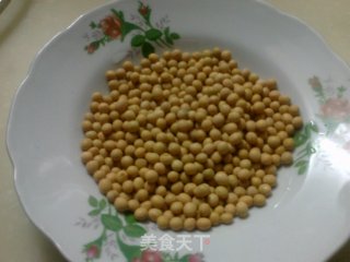黄狗钻洞（空心菜梗炒黄豆）的做法步骤：1