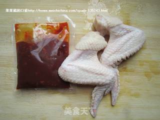 比翼烤翅的做法步骤：1