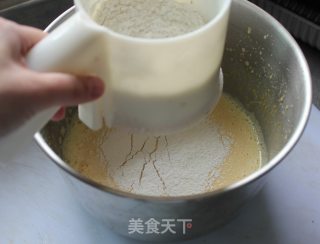 【南瓜炼乳全麦蛋糕】=阳光的颜色+健康的味道~的做法步骤：4