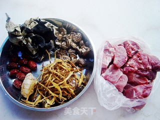 金针木耳骨头汤的做法步骤：1