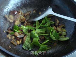 青椒香菇炒腊肉的做法步骤：3