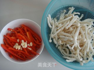大红椒炒鸡腿菇的做法步骤：1