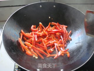 大红椒炒鸡腿菇的做法步骤：2