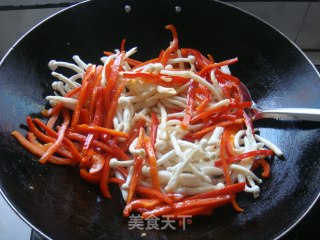 大红椒炒鸡腿菇的做法步骤：3