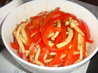 大红椒炒鸡腿菇的做法步骤：4