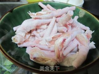 鹌鹑蛋烧鸡脚的做法步骤：2