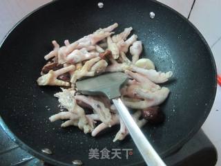 鹌鹑蛋烧鸡脚的做法步骤：6