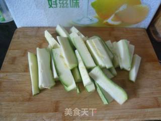 干煸西葫芦条的做法步骤：2