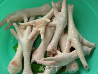 五香凤爪的做法步骤：1