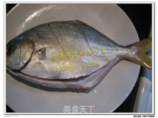 【浙菜】--西湖醋鲳鱼的做法步骤：1