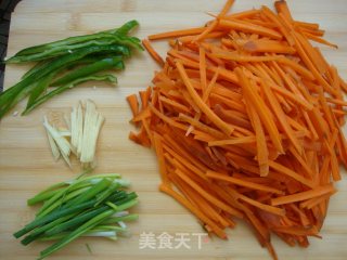葱香萝卜丝的做法步骤：1