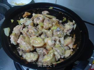 啫啫鸡煲的做法步骤：6