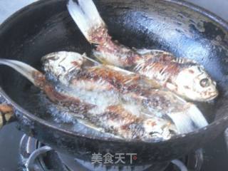 酥鲫鱼的做法步骤：4
